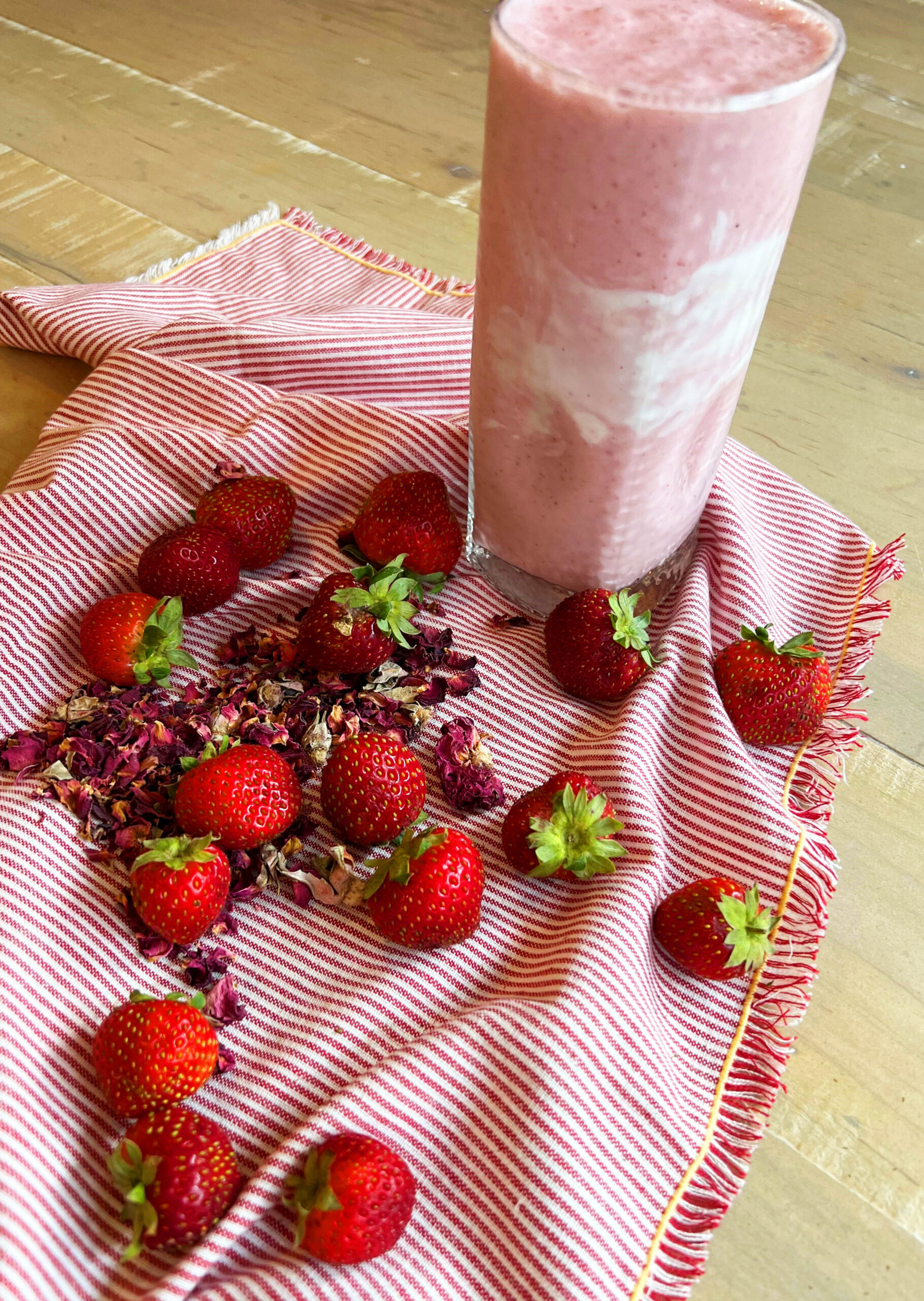 strawberry-yogurt-shake-mariooch-s-kitchen